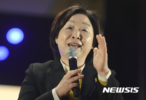 【고양=뉴시스】최진석 기자 = 심상정 정의당 상임대표가 26일 오후 경기 고양시 킨텍스에서 열린 '정의당 대선승리 전진대회' 노유진의 정치카페에 참석해 토론을 하고 있다.&nbsp; 이날 정의당은 ‘노동이 있는 민주주의 심상정`을 슬로건으로 삼아 ‘우리는 대통령보다 더 큰 꿈을 꿉니다’라는 결의 속에 심상정 후보의 19대 대통령 선거 승리를 다짐하며 본격적인 대선 체제에 돌입했다. 2017.03.26.&nbsp;&nbsp; myjs@newsis.com