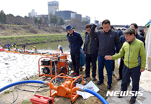 【광주=뉴시스】구길용 기자 = 윤장현 광주시장은 26일 오전 광산구 하남3교 인근 풍영정천 수질 오염 현장을 방문해 관계 공무원들을 격려한 뒤 철저한 방제를 당부했다. 2017.03.27. (사진=광주시 제공) kykoo1@newsis.com