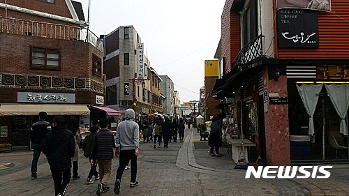 【수원=뉴시스】김경호 기자 = 경기 수원시가 수원 행궁동 공방거리에 푸드트럭 설치를 강행하려하자 상인들이 강력 반발하고 나섰다. 26일 행궁동 공방거리의 모습. 