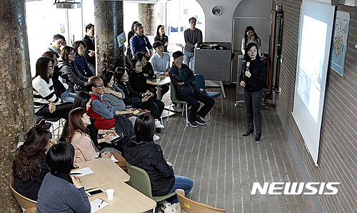 컴앤스테이는 지난해 11월 서울 서대문구 연세대학교 앞 창업카페에서 '셰어하우스 창업세미나'를 열었다. 이날 세미나에선 김문영 대표의 투자노하우 및 수익률 계산법 강연과 개인맞춤 창업상담등이 진행됐다. (자료제공 = 컴앤스테이)