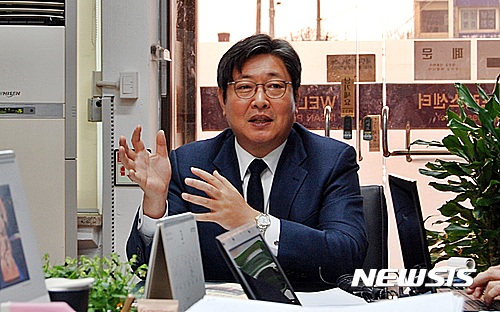 【익산=뉴시스】강명수 기자 = 더불어민주당 이춘석(익산갑) 의원이 27일 전북 익산시청 기자실에서 간담회를 갖고 차기 정권에서 전북 몫 찾기에 주력하겠다는 뜻을 내비치고 있다. 2017.03.27.&nbsp; smister@newsis.com