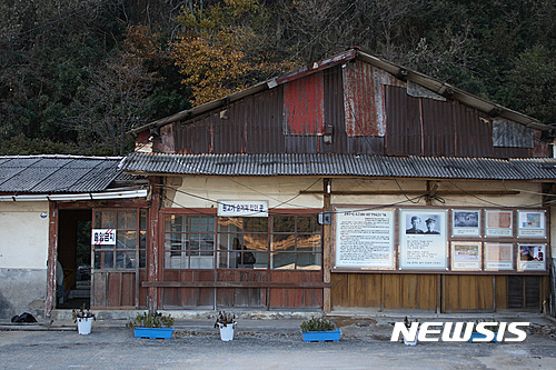 【광양=뉴시스】김석훈 기자 = 전남 광양시는 진월면 망덕리 윤동주 유고 보존 정병욱 가옥(국가등록문화재 제341호)의 전시 공간 일부 개선하기 위해 정비에 들어간다고 27일 밝혔다.2017.03.27. (사진=광양시청 제공)   kim@newsis.com