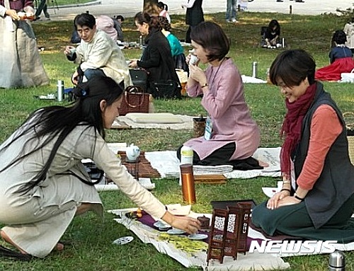 【문경=뉴시스】김진호 기자 = 문경전통찻사발축제가 개막하는 내달 29일 오후3시 문경새재 옛길 박물관 앞 푸른 잔디광장에서 300명의 차인들이 참여하는 '문경새재 국제명상차회'가 마련된다. 사진은 2013년 서울 창경궁에서 열린 무아차회. 2017.03.27 (사진= 문경시 제공) photo@newsis.com 