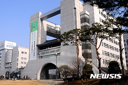 【전주=뉴시스】윤난슬 기자 = 전주시가 불법 주·정차된 차량으로 인해 교통사고 발생위험이 높았던 학교 통학로에 자전거도로를 설치키로 했다. 사진은 전주시청 전경 사진. 2018.01.31. yns4656@newsis.com
