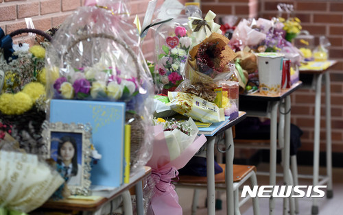 【안산=뉴시스】이정선 기자 = 세월호가 인양 완료되며 목포신항으로 이동을 앞둔 27일 오후 경기 안산 단원고등학교 교장실에 미수습 학생과 선생님의 책·걸상과 유품, 사진 등이 보존되어 있다.&nbsp;&nbsp; 해양수산부는 "현재 선체 안에 있는 해수 배출 등 작업을 진행하고 있는 세월호가 목포신항으로 30일 전후 이동할 예정"이라고 밝혔다. 2017.03.27.&nbsp;&nbsp;&nbsp; ppljs@newsis.com