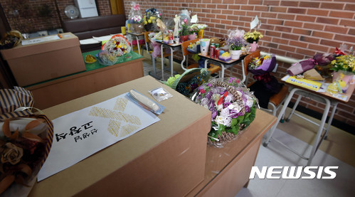 【안산=뉴시스】이정선 기자 = 세월호가 인양 완료되며 목포신항으로 이동을 앞둔 27일 오후 경기 안산 단원고등학교 교장실에 미수습 학생과 선생님의 책·걸상과 유품, 사진 등이 보존되어 있다.&nbsp;&nbsp; 해양수산부는 "현재 선체 안에 있는 해수 배출 등 작업을 진행하고 있는 세월호가 목포신항으로 30일 전후 이동할 예정"이라고 밝혔다. 2017.03.27.&nbsp;&nbsp;&nbsp; ppljs@newsis.com