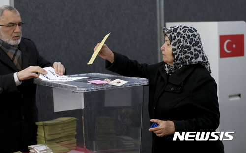 【쾰른=AP/뉴시스】독일 쾰른 인근 휘르트 시에서 27일 터키계 독일 거주민이 터키의 대통령중심제 개헌 국민투표에 재외국민으로 참가 투표하고 있다. 2017. 3. 28.