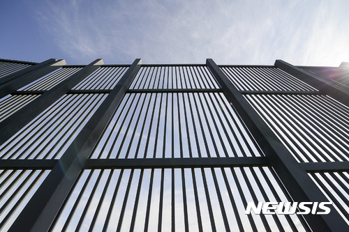 【AP/뉴시스】 = 텍사스주 브라운스빌의 미-멕시코 국경장벽.&nbsp; 대형빌딩과 호텔 , 카지노등 부동산 건설업자로 성공한 도널드 트럼프 대통령이&nbsp; 무려 2000마일의 국경 전체에 최신형 장벽을 설치하는 계획을 추진하면서 예산 및 건설 문제에 대한 관심도 커지고 있다.&nbsp;&nbsp;&nbsp; 