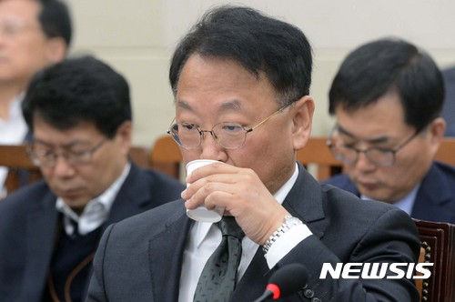 【서울=뉴시스】홍효식 기자 = 28일 오전 서울 여의도 국회에서 열린 기획재정위원회 전체회의에 참석한 유일호 경제부총리 겸 기획재정부 장관이 물을 마시고 있다. 2017.03.28.&nbsp; yesphoto@newsis.com