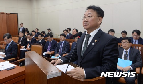 【서울=뉴시스】홍효식 기자 = 28일 오전 서울 여의도 국회에서 열린 기획재정위원회 전체회의에 참석한 유일호 경제부총리 겸 기획재정부 장관이 현안보고를 하고 있다. 2017.03.28.&nbsp; yesphoto@newsis.com