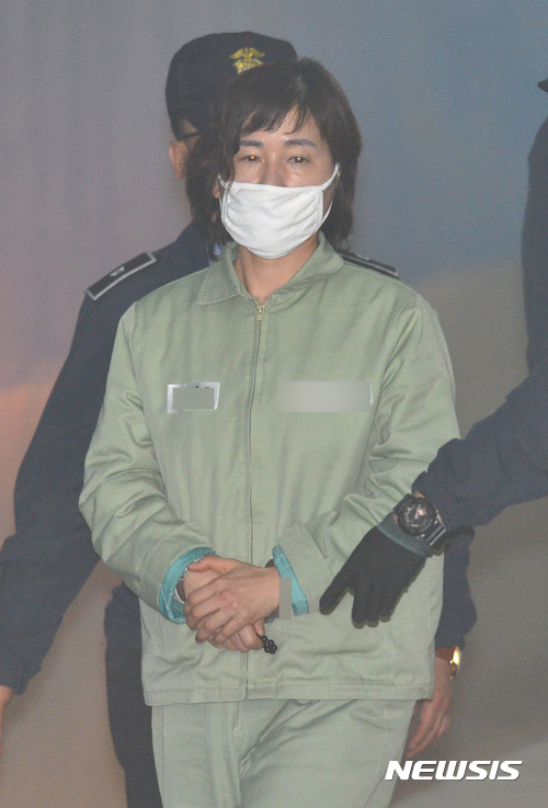 【서울=뉴시스】고승민 기자 = 최순실의 딸 정유라의 성적 특혜를 준 혐의로 구속된 이인성 이화여대 의류산업학과 교수가 28일 서울 서초구 서울중앙지방법원에서 열린 2차 공판에 출석하고 있다. 2017.03.28. kkssmm99@newsis.com