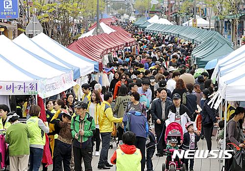 대전=뉴시스】조명휘 기자 = 대전시 대덕구는 다음달 1일 '중리행복 벼룩시장'을 올해 첫 개장한다고 28일 밝혔다.&nbsp; 2013년 9월에 첫 선을 보인 중리행복벼룩시장은 중리동 주민센터에서 만남공원까지 약 200m 구간에 조성됐다. 일반 판매부스 150개를 비롯해 다문화가정 등 다양한 체험부스들이 마련돼 큰 인기를 끌고 있다. 사진은 지난해 4월 열렸던 벼룩시장. 2017.03.28. (사진= 뉴시스DB)&nbsp; joemedia@newsis.com 