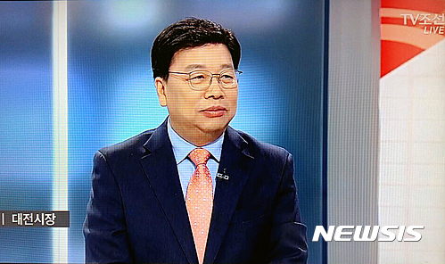 【대전=뉴시스】조명휘 기자 = 권선택 대전시장이 28일 TV조선 '네트워크 3488 오늘'에 출연해 도시철도2호선 트램과 청년정책 등 주요현안을 소개하고 있다. 2017.03.28. joemedia@newsis.com