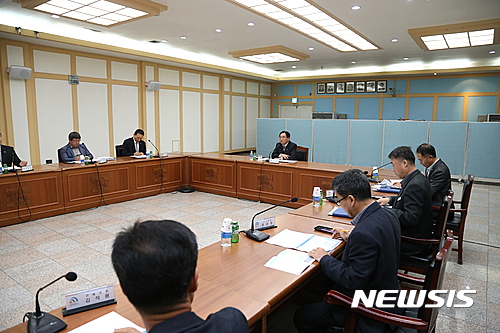 【대전=뉴시스】조명휘 기자 = 지난 27일 대전시 대덕구청 중회의실에서 박수범 구청장과 용역업체 관계자 등이 참석한 가운데 석봉동일원에 공공청사와 주차장 건립을 위한 도시관리계획 시설결정(변경) 용역 착수보고회가 열리고 있다. 2017.03.28. (사진= 대덕구청 제공)&nbsp; photo@newsis.com