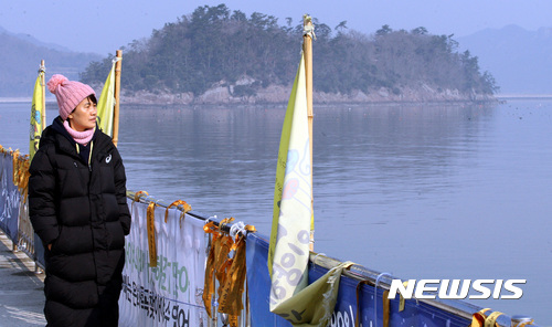 【진도=뉴시스】신대희 기자 = 세월호 참사 미수습자 허다윤양의 어머니 박은미(49·여)씨가 28일 오전 전남 진도군 임회면 팽목항 방파제에서 바다를 바라보고 있다. 2017.03.28.&nbsp; sdhdream@newsis.com