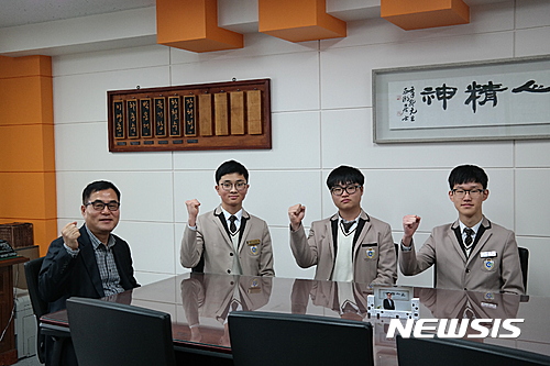 【울산=뉴시스】구미현 기자 = 울산마이스터고등학교는 2017년 한국동서발전 상반기 공채에서 3명의 합격자를 배출했다고 28일 밝혔다. 사진은 합격자 조준혁, 김중헌, 김윤연 학생(오른쪽부터). 2017.03.28. (사진=울산시교육청 제공) photo@newsis.com