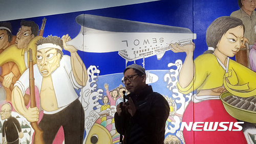 【광주=뉴시스】맹대환 기자 = 홍성담 작가가 28일 오후 광주시립미술관에서 '세월호 참사 3주기 추모전' 기자회견을 갖고 있다. 2017.03.28&nbsp;&nbsp; mdhnews@newsis.com