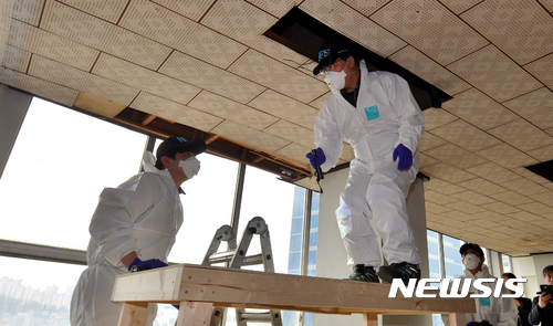 【광주=뉴시스】류형근 기자 = 28일 오후 광주 동구 전일빌딩 10층에서 국립과학수사연구원이 1980년 5·18 당시 발사된 것으로 추정되는 헬기사격 총탄을 찾기 위해 정밀 조사를 벌이고 있다. 이곳에서는 지난해 1, 2차 조사를 벌여 헬기사격에 의한 것으로 추정되는 탄흔이 다량 발견됐다. 2017.03.28.&nbsp; hgryu77@newsis.com