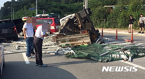 【청주=뉴시스】천영준 기자 = 충북 청주시는 28일 산성도로 교통사고 예방을 위해 긴급제동시설 설치, 우회전 내리막차로 개선 등의 사업을 추진할 계획이라고 밝혔다. 이 도로는 교통사고가 끊이지 않아 죽음의 도로로 불린다. 사진은 지난해 8월 5t 화물차가 전복된 사고 당시 현장 모습. 2017.3.28. (사진=뉴시스 DB) photo@newsis.com