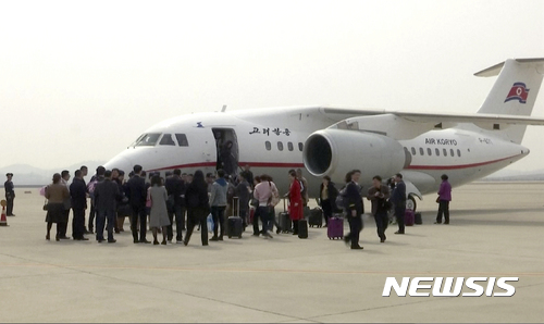 【평양=AP/뉴시스】북한 고려항공 JS 782편이 28일 첫 취항한 중국 단둥에서 평양 순안 공항에 도착하자 중국 관광객들이 내리고 있다. 2017. 3. 28.&nbsp; 