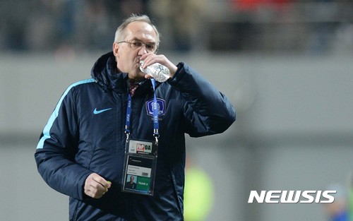 【서울=뉴시스】최동준 기자 = 28일 서울 마포구 서울월드컵경기장에서 열린 러시아 월드컵 아시아 최종예선 한국과 시리아의 경기, 슈틸리케 감독이 물을 마시고 있다. 2017.03.28.&nbsp; photocdj@newsis.com