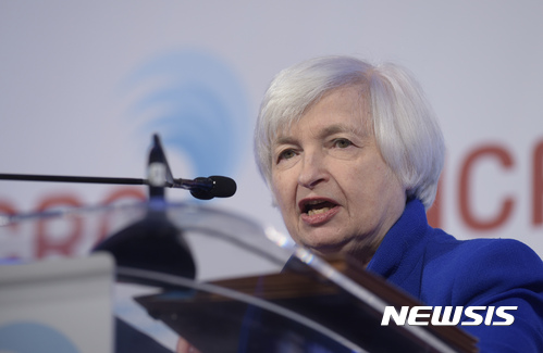 【 워싱턴=AP/뉴시스】재닛 옐런 미국 연방준비제도 의장이 28일(현지시간) 워싱턴에서 열린 '내셔널 커뮤니티 재투자 연맹'의 연례 컨퍼런스에 참석해 연설하고 있다. 2017.03.29