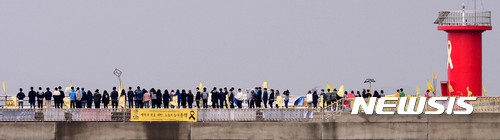 【진도=뉴시스】추상철 기자 = 인양된 세월호 선체가 30일 목포신항으로 옮겨질 예정인 가운데 29일 오전 전남 진도군 팽목항에는 추모객들의 발길이 이어지고 있다. 2017.03.29.&nbsp; scchoo@newsis.com 