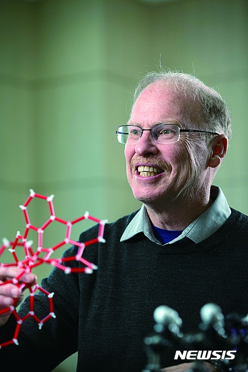 【울산=뉴시스】구미현 기자 = UNIST는 로드니 루오프 특훈교수가 속한 기초과학연구원(IBS) 다차원탄소재료 연구단이 단일층·이중층 그래핀에 기능기를 추가할 수 있는 새로운 방법을 개발했다고 29일 밝혔다. 사진은 로드니 루오프 특훈교수. (사진=UNIST 제공) 2017.03.29. photo@newsis.com