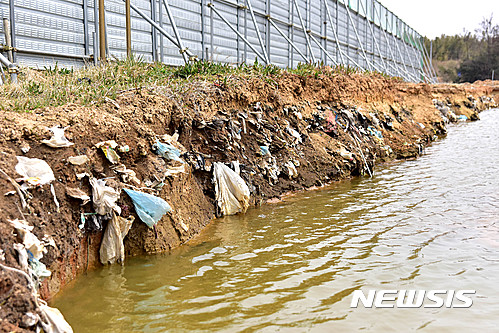 [서천=뉴시스] 한국환경공단이 지난 2017년 3월 충남 서천군 장항읍 송림리 소재 장항제련소 오염정화사업 공사를 하던 중 40년전에 매립된 생활쓰레기 5500t(서천군 추산)이 발견됐다. (사진=뉴시스 DB). photo@newsis.com