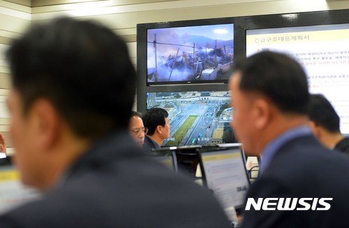 【서울=뉴시스】고승민 기자 = 29일 오전 서울 중구 서울종합방재센터에서 '2017년 서울시 재난대비 긴급구조대응계획 보고회'가 열린 가운데 회의실 모니터에 구룡마을 화재 장면 영상이 중계되고 있다. 2017.03.29. kkssmm99@newsis.com