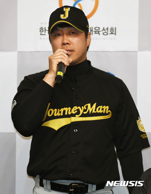 【성남=뉴시스】이정선 기자 = 2017년 한국 독립야구리그 출정식 및 미디어데이가 열린 29일 오전 경기 성남 밀리토피아 호텔 포트리스홀에서 최익성 사단법인 한국스포츠인재육성회 대표(저니맨외인구단 구단주)가 인사말을 하고 있다. 미디어데이와 타이틀스폰서 조인식을 마친 미라클연천과 저니맨외인구단은 한 달여간의 훈련을 거쳐 오는 4월 24일 목동야구장에서 개막전을 펼친다. 2017.03.29.&nbsp; ppljs@newsis.com