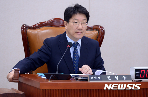 【서울=뉴시스】이영환 기자 = 29일 오전 서울 여의도 국회에서 열린 법제사법위원회 전체회의에서 권성동 위원장이 개회를 선언하고 있다. 2017.03.29. 20hwan@newsis.com