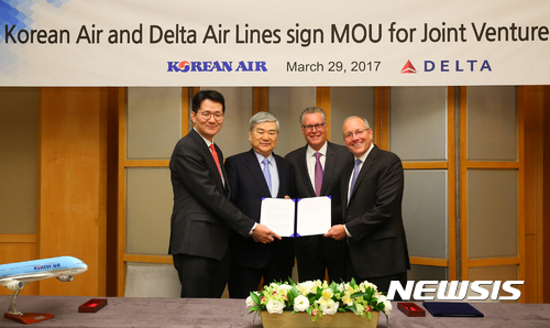 【서울=뉴시스】조양호 한진그룹 회장과 조원태 대한항공 사장이 29일 인천시 그랜드하얏트인천에서 에드 바스티안(Ed Bastian) 델타항공 최고경영자, 스티브 시어(Steve Sear) 델타항공 국제선 사장 및 글로벌 세일즈 전무와 태평양 노선 전략적 제휴 양해각서를 체결한 뒤 기념촬영을 하고 있다. 2017.03.29. (사진=대한항공 제공)&nbsp; photo@newsis.com