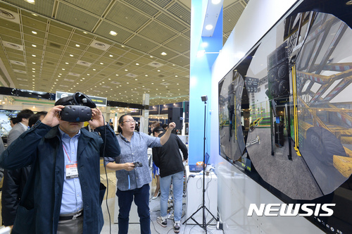 【서울=뉴시스】임태훈 기자 = 29일 오전 서울 강남구 삼성동 코엑스에서 열린 '2017 스마트공장·자동화산업전(Smart Factory+Automation World 2017)'을 찾은 관람객들이 VR을 통해 접근이 어려운 공장 내부를 볼 수 있는 제품을 체험하고 있다.&nbsp; 오는 31일까지 열리는 이번 전시회는 스마트공장엑스포와 국제공장자동화전, 한국머신비전산업전이 동시 개최되며 국내외 400여 업체, 1200개 부스가 참여한다. 2017.03.29.&nbsp; taehoonlim@newsis.com