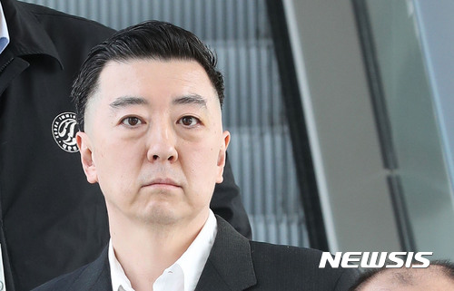 【인천공항=뉴시스】홍찬선 기자 = 'BBK 주가 조작 사건'으로 만기 출소한 김경준씨는 강제추방돼 지난해 3월29일 미국 로스앤젤레스행 여객기에 탑승했다. 2017.03.29. photo@newsis.com