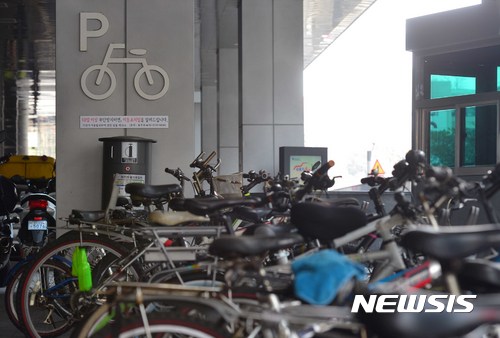 [서울=뉴시스]고승민 기자 =녹이 슬고 부품이 파손된 자전거는 미관을 해칠 뿐만 아니라, 날카로운 부속품이 외부에 노출되어 입주민과 어린이들의 안전까지 위협한다. 뉴시스 DB 2017.03.29. kkssmm99@newsis.com