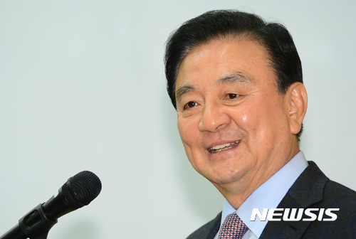 【서울=뉴시스】임태훈 기자 = 홍석현 전 중앙일보 회장이 29일 오후 서울 관악구 서울대학교 아시아연구소에서 열린 서울대학교 통일평화연구원 통일정책포럼에서 '비핵화와 교류협력은 병행 가능한가'를 주제로 강연하고 있다. 2017.03.29.&nbsp; taehoonlim@newsis.com