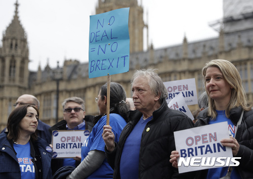 【 런던=AP/뉴시스】영국 런던의 웨스트민스터 의사당 앞에서 29일(현지시간) 브렉시트에도 불구하고 영국이 개방적 정책을 유지할 것을 촉구하는 시위가 벌어지고 있다. 2017.03.30 