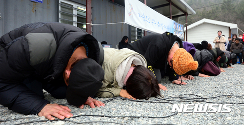 【진도=뉴시스】류형근 기자 = 29일 오후 전남 진도군 임회면 팽목분향소 가족회의실 앞에서 미수습자 9명의 가족들이 큰절을 하며 실종자 수색을 먼저 해 줄 것을 호소하고 있다. 2017.03.29.    hgryu77@newsis.com