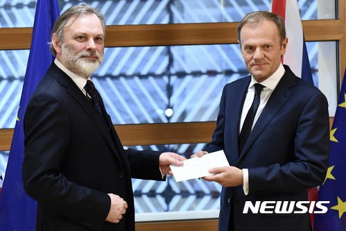 【브뤼셀=AP/뉴시스】팀 배로우 유럽연합(EU)주재 영국 대사(왼쪽)가 29일(현지시간) 벨기에 브뤼셀에서 도날트 투스크 유럽이사회 의장에게 테리사 메이 영국 총리의 브렉시트 통보 서한을 전달하고 있다. 2017.03.30 