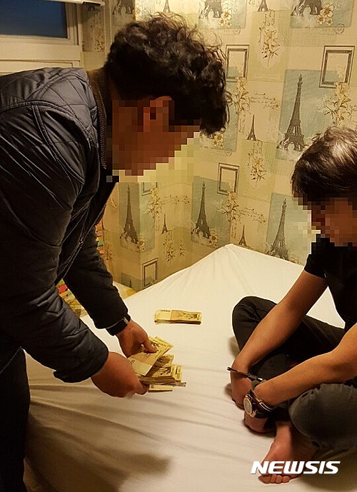 【파주=뉴시스】이경환 기자 = 경기 파주경찰서는 조건만남을 빙자해 1억원 상당을 인출해 중국으로 송금한 인출책 리모(42··중국)씨 등 2명을 사기 혐의로 구속했다고 30일 밝혔다. 사진은 모텔에서 검거된 리씨의 모습이다. 2017.03.30.&nbsp;&nbsp; lkh@newsis.com