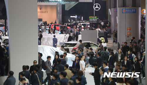 【고양=뉴시스】김선웅 기자 = 30일 경기 고양시 킨텍스에서 2017 서울모터쇼 미디어데이가 열리고 있다. 오는 31일 개막하는 2017 서울모터쇼에는 27개 완성차 브랜드가 참여하며 총 300여 개의 차량이 전시된다. 2017.03.30. mangusta@newsis.com