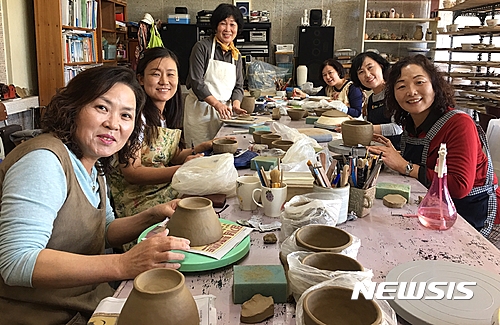 【영동=뉴시스】이성기 기자 = 충북 영동지역 초·중·고등학생의 진로 교육과 체험학습을 지원하는 용산면 '토사랑'의 도자기체험 프로그램이 인기다. 사진은 이달 초 체험객들이 자신만의 작품을 만들며 즐거워 하는 모습이다.2017.03.30(사진=영동군 제공)&nbsp;&nbsp; sklee@newsis.com&nbsp; 