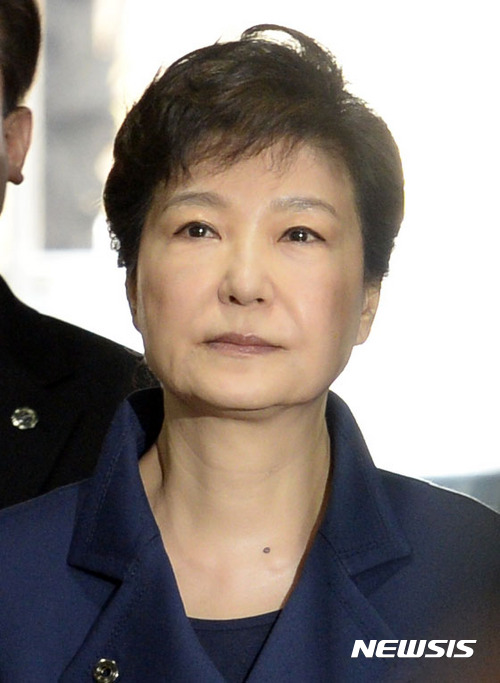 【서울=뉴시스】사진공동취재단 = 박근혜 전 대통령이 지난해 3월30일 오전 서울 서초구 중앙지방법원에 출석하고 있다. 2017.03.30.&nbsp; photo@newsis.com