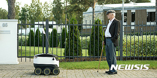 【서울=뉴시스】박영환 기자 = 도미노피자는 29일(현지시간) 영국의 자율주행 배달로봇 스타트업인 스타십테크놀로지와 손을 잡고 독일, 네덜란드에서 로봇을 활용한 피자배달 서비스를 시작한다고 밝혔다. 사진은 스타십의 자율주행 배달로봇의 모습.