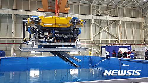 [포항=뉴시스[[ ‘수중건설로봇 복합실증센터’에서 수중로봇의 성능검증을 위한 수조 테스트를 시범 운영하고 있다.2017.03.30.(사진=포항시 제공) photo@newsis.com