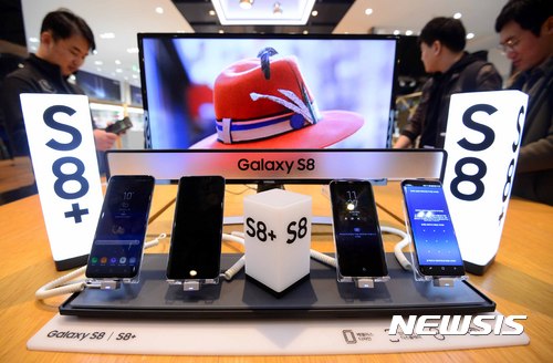 【서울=뉴시스】전신 기자 = 삼성전자가 뉴욕과 런던에서 동시에 스마트폰 갤럭시 S8 시리즈를 공개한 30일 서울 서초구 삼성 딜라이트에서 시민들이 갤럭시 S8을 살펴보고 있다. 2017.03.30.&nbsp; photo1006@newsis.com