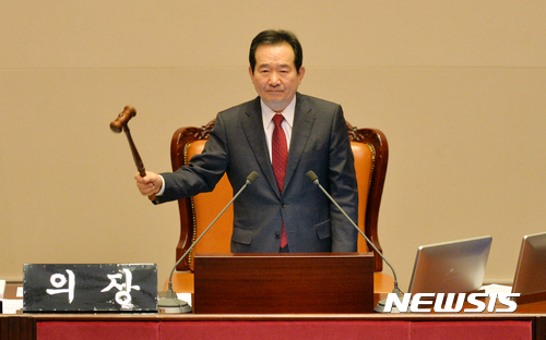 【서울=뉴시스】배훈식 기자 = 30일 오후 서울 여의도 국회 본회의장에서 정세균 의장이 제350회 국회 임시회 제4차 본회의 개의를 선언하고 있다. 2017.03.30.&nbsp;&nbsp; dahora83@newsis.com