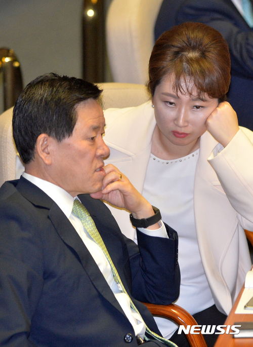 【서울=뉴시스】배훈식 기자 = 30일 오후 서울 여의도 국회 본회의장에서 열린 제350회 국회 임시회 제4차 본회의에 참석한 더불어민주당 이언주(오른쪽) 의원이 국민의당 주승용 의원과 대화하고 있다.&nbsp; 이 의원은 민주당내 김종인계로 불리며 최명길 의원에 이어 탈당 여부에 관심이 쏠리고 있다. 2017.03.30.&nbsp; dahora83@newsis.com