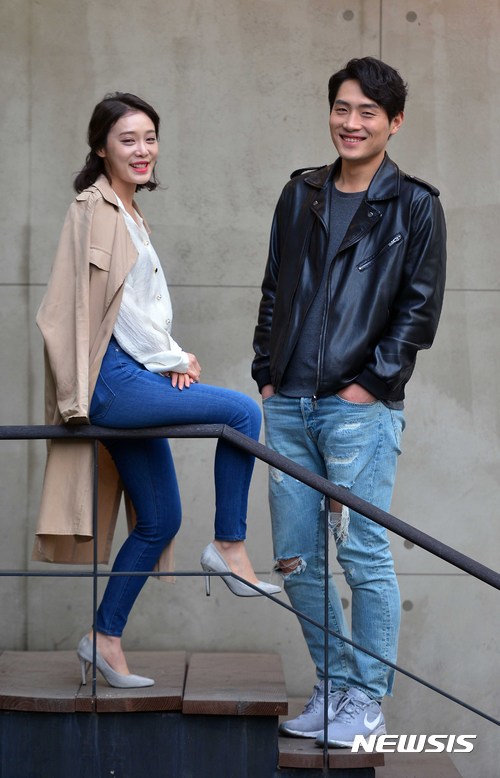 【서울=뉴시스】고승민 기자 = 연극 '베헤모스'에서 멀티 역을 맡아 열연중인 배우 권동호와 김히어라가 29일 오후 서울 충무아트센터에서 뉴시스와 인터뷰를 하기 전 포즈를 취하고 있다. 2017.03.31. kkssmm99@newsis.com